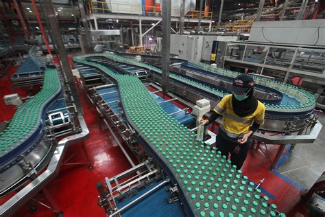 Sebuah mesin pada sebuah pabrik minuman mampu memasang tutup botol sebanyak 14 botol dalam waktu 84 detik